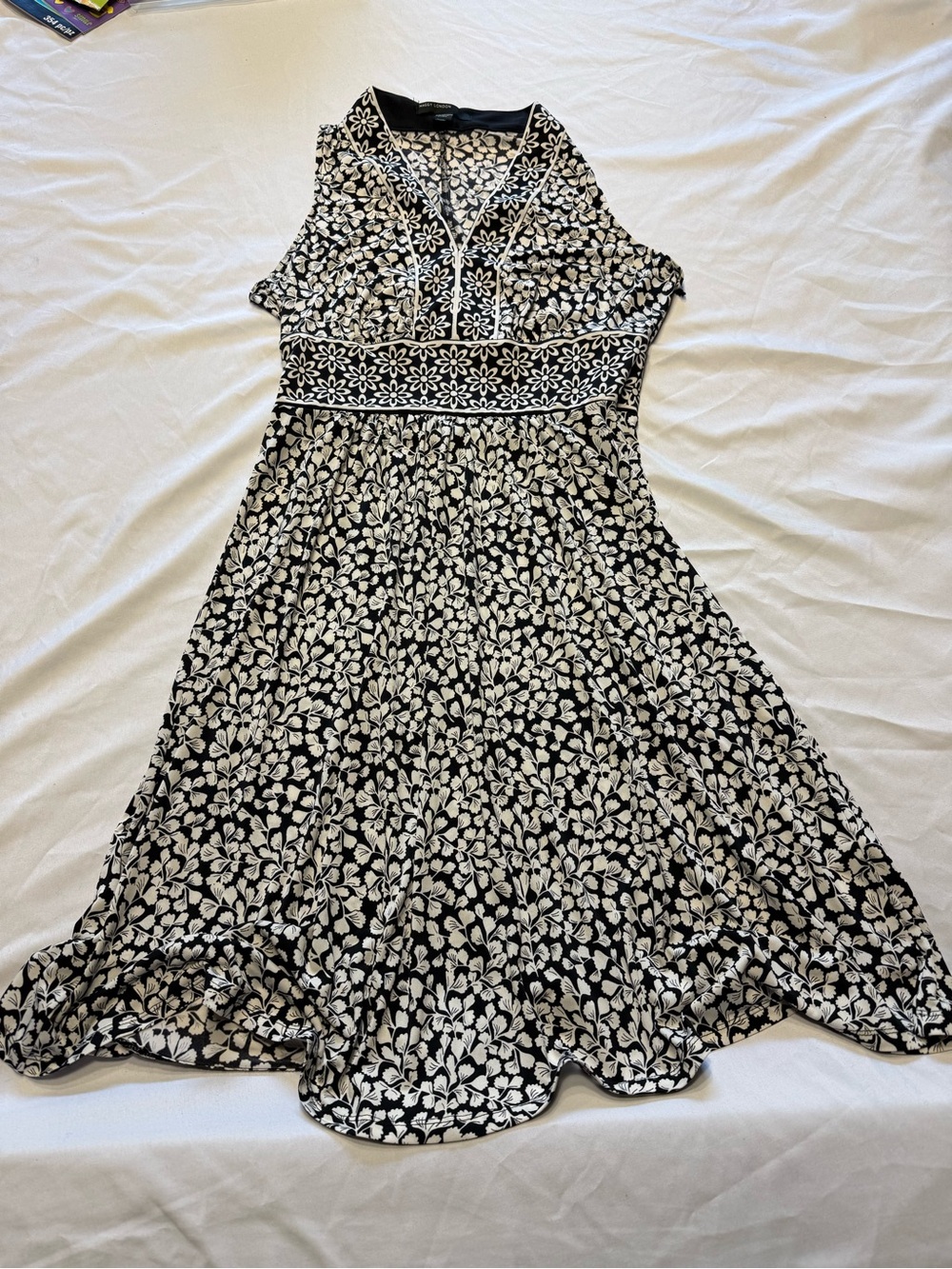 Maggy London Black and White Floral V-Neck Maxi Dress